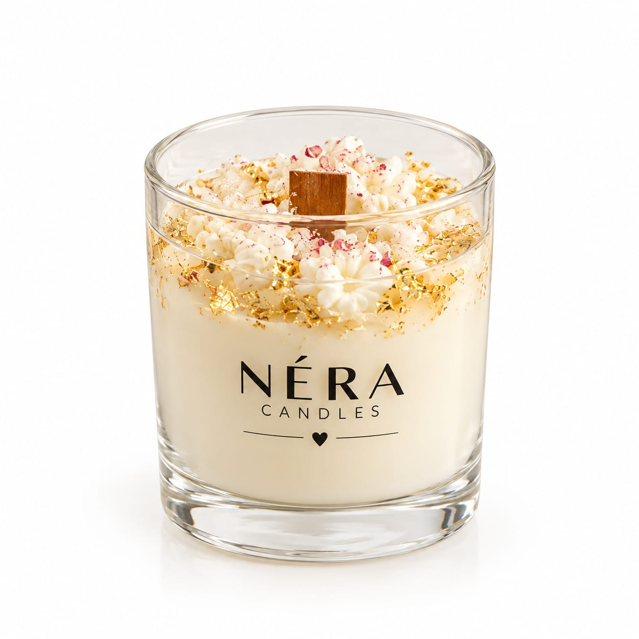 NÉRA Vanilla Caramel candle with creamy wax topped with floral details and golden flakes around a wooden wick